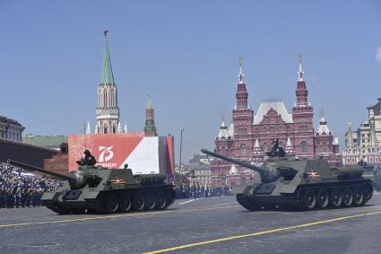 Москва.  Противотанковая самоходная установка Су-100  во время военного парада в ознаменование 75-летия Победы в Великой Отечественной войне 1941-1945 годов на Красной площади.