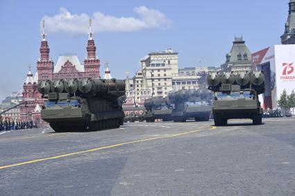 Москва.  СПЗУ Зенитно-ракетная система (ЗРС) С-300В4  во время военного парада в ознаменование 75-летия Победы в Великой Отечественной войне 1941-1945 годов на Красной площади.