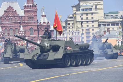 Москва.  Противотанковая самоходная установка Су-100  во время военного парада в ознаменование 75-летия Победы в Великой Отечественной войне 1941-1945 годов на Красной площади.