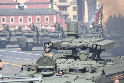 Москва.  Военная техника во время военного парада в ознаменование 75-летия Победы в Великой Отечественной войне 1941-1945 годов на Красной площади.