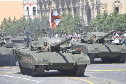 Москва.  Военная техника  во время военного парада в ознаменование 75-летия Победы в Великой Отечественной войне 1941-1945 годов на Красной площади.