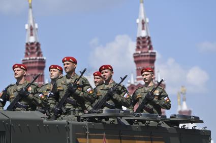 Москва.  Военная техника во время военного парада в ознаменование 75-летия Победы в Великой Отечественной войне 1941-1945 годов на Красной площади.