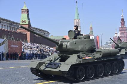 Москва.  Танки Т-34-85 во время военного парада в ознаменование 75-летия Победы в Великой Отечественной войне 1941-1945 годов на Красной площади.