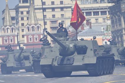 Москва.  Противотанковая самоходная установка Су-100  во время военного парада в ознаменование 75-летия Победы в Великой Отечественной войне 1941-1945 годов на Красной площади.