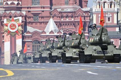 Москва.  Танки Т-34-85 во время военного парада в ознаменование 75-летия Победы в Великой Отечественной войне 1941-1945 годов на Красной площади.