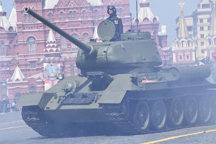 Москва.  Танки Т-34-85 во время военного парада в ознаменование 75-летия Победы в Великой Отечественной войне 1941-1945 годов на Красной площади.