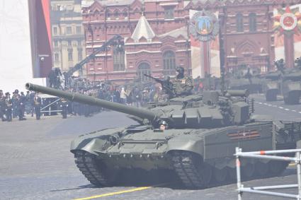 Москва.  Военная техника  во время военного парада в ознаменование 75-летия Победы в Великой Отечественной войне 1941-1945 годов на Красной площади.