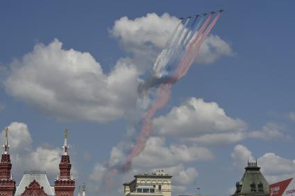 Москва.   Штурмовики Су-25 во время воздушной части  парада в ознаменование 75-летия Победы в Великой Отечественной войне 1941-1945 годов на Красной площади.