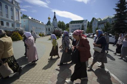 Екатеринбург. Верующие перед началом третьего епархиального суда о поведении заштатного клирика Екатеринбургской епархии, схиигумена Сергия Романова (Николай Романов), настоятеля Среднеуральского женского монастыря, пришедшие в его поддержку