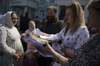 Екатеринбург. Верующие перед началом третьего епархиального суда о поведении заштатного клирика Екатеринбургской епархии, схиигумена Сергия Романова (Николай Романов), настоятеля Среднеуральского женского монастыря, собирают подписи в его поддержку