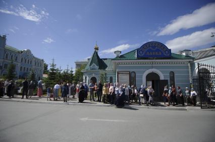 Екатеринбург. Верующие перед началом третьего епархиального суда о поведении заштатного клирика Екатеринбургской епархии, схиигумена Сергия Романова (Николай Романов), настоятеля Среднеуральского женского монастыря, пришедшие в его поддержку