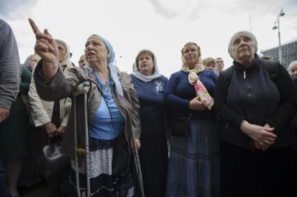 Екатеринбург. Верующие возмущенные решением третьего епархиального суда о поведении заштатного клирика Екатеринбургской епархии, схиигумена Сергия Романова (Николай Романов), настоятеля Среднеуральского женского монастыря, \'извергнуть его из священного сана\'