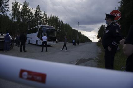 Екатеринбург. Сподвижники заштатного клирика Екатеринбургской епархии, схиигумена Сергия Романова (Николай Романов), настоятеля Среднеуральского женского монастыря, возмущенные решением третьего епархиального суда о его поведении \'извергнуть его из священного сана\', автобусом перекрыли проезд к монастырю