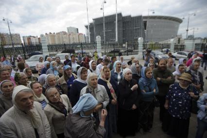 Екатеринбург. Верующие возмущенные решением третьего епархиального суда о поведении заштатного клирика Екатеринбургской епархии, схиигумена Сергия Романова (Николай Романов), настоятеля Среднеуральского женского монастыря, \'извергнуть его из священного сана\'