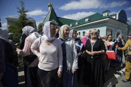 Екатеринбург. Верующие перед началом третьего епархиального суда о поведении заштатного клирика Екатеринбургской епархии, схиигумена Сергия Романова (Николай Романов), настоятеля Среднеуральского женского монастыря, пришедшие в его поддержку