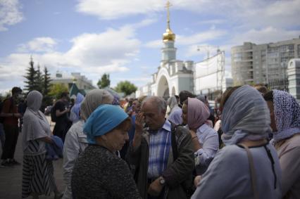 Екатеринбург. Верующие перед началом третьего епархиального суда о поведении заштатного клирика Екатеринбургской епархии, схиигумена Сергия Романова (Николай Романов), настоятеля Среднеуральского женского монастыря, пришедшие в его поддержку