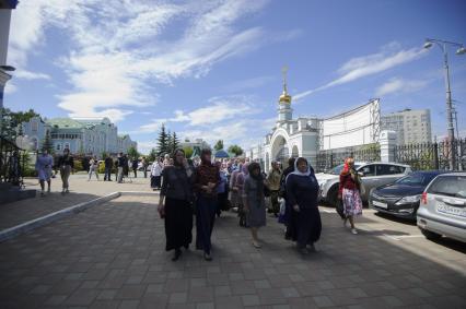 Екатеринбург. Верующие перед началом третьего епархиального суда о поведении заштатного клирика Екатеринбургской епархии, схиигумена Сергия Романова (Николай Романов), настоятеля Среднеуральского женского монастыря, пришедшие в его поддержку