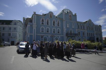 Екатеринбург. Верующие перед началом третьего епархиального суда о поведении заштатного клирика Екатеринбургской епархии, схиигумена Сергия Романова (Николай Романов), настоятеля Среднеуральского женского монастыря, пришедшие в его поддержку