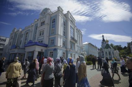 Екатеринбург. Верующие перед началом третьего епархиального суда о поведении заштатного клирика Екатеринбургской епархии, схиигумена Сергия Романова (Николай Романов), настоятеля Среднеуральского женского монастыря, пришедшие в его поддержку