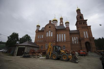 Свердловская область. Среднеуральский женский монастырь. Строящийся храм Покрова Пресвятой Богородицы. Решением церковного суда настоятель Среднеуральского женского монастыря схиигумен Сергий был лишен священного сана, после его экстримистских высказываний в адрес действующей власти и духовенства