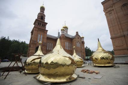 Свердловская область. Среднеуральский женский монастырь. Купола для строищейся колокольни. Решением церковного суда настоятель Среднеуральского женского монастыря схиигумен Сергий был лишен священного сана, после его экстримистских высказываний в адрес действующей власти и духовенства