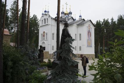 Свердловская область. Среднеуральский женский монастырь. Храм Казанской иконы Божией Матери. Решением церковного суда настоятель Среднеуральского женского монастыря схиигумен Сергий был лишен священного сана, после его экстримистских высказываний в адрес действующей власти и духовенства