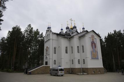 Свердловская область. Среднеуральский женский монастырь. Храм Казанской иконы Божией Матери. Решением церковного суда настоятель Среднеуральского женского монастыря схиигумен Сергий был лишен священного сана, после его экстримистских высказываний в адрес действующей власти и духовенства