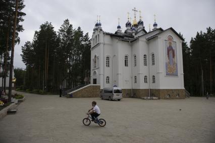 Свердловская область. Среднеуральский женский монастырь. Храм Казанской иконы Божией Матери. Решением церковного суда настоятель Среднеуральского женского монастыря схиигумен Сергий был лишен священного сана, после его экстримистских высказываний в адрес действующей власти и духовенства