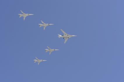 Москва.   Дальний сверхзвуковой бомбардировщик-ракетоносец Ту-22М3 и стратегический бомбардировщик-ракетоносец Ту-160  во время военного парада в ознаменование 75-летия Победы в Великой Отечественной войне 1941-1945 годов на Красной площади.