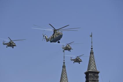 Москва.   Вертолеты во время воздушной части военного парада в ознаменование 75-летия Победы в Великой Отечественной войне 1941-1945 годов на Красной площади.