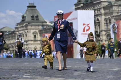 Москва. Участница парада  в ознаменование 75-летия Победы в Великой Отечественной войне 1941-1945 годов с детьми  на Красной площади.