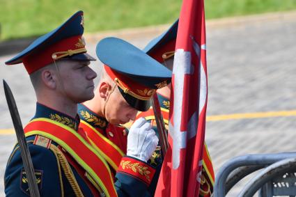 Москва.   Знаменная группа перед  началом военного парада в ознаменование 75-летия Победы в Великой Отечественной войне 1941-1945 годов на Красной площади.