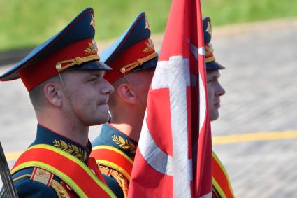 Москва.   Знаменная группа перед  началом военного парада в ознаменование 75-летия Победы в Великой Отечественной войне 1941-1945 годов на Красной площади.