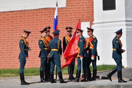 Москва.   Знаменная группа перед  началом военного парада в ознаменование 75-летия Победы в Великой Отечественной войне 1941-1945 годов на Красной площади.