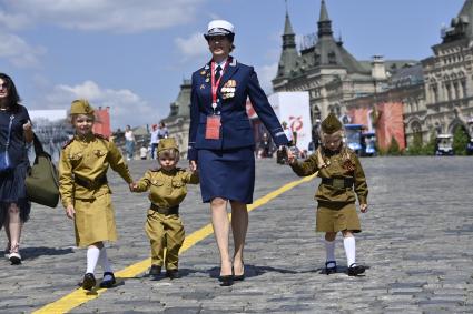 Москва. Участница парада  в ознаменование 75-летия Победы в Великой Отечественной войне 1941-1945 годов с детьми  на Красной площади.