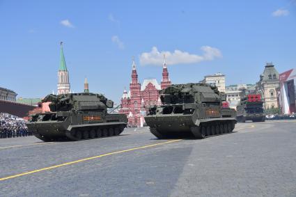 Москва.  Военная техника  во время военного парада в ознаменование 75-летия Победы в Великой Отечественной войне 1941-1945 годов на Красной площади.