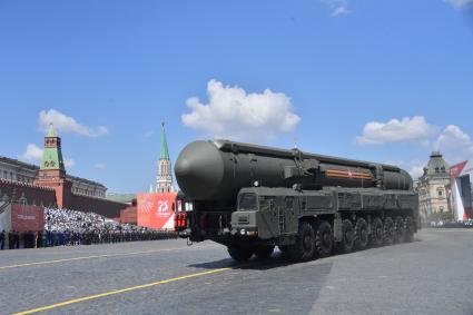 Москва.  Автономная пусковая установка ПГРК  Ярс во время военного парада в ознаменование 75-летия Победы в Великой Отечественной войне 1941-1945 годов на Красной площади.