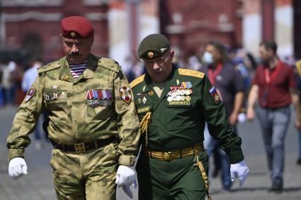 Москва.   Военнослужащие после окончания военного парада в ознаменование 75-летия Победы в Великой Отечественной войне 1941-1945 годов на Красной площади.