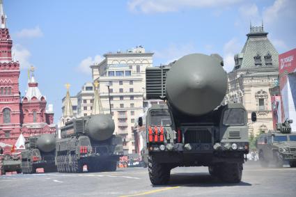 Москва. Автономная пусковая установка ПГРК Ярс во время военного парада в ознаменование 75-летия Победы в Великой Отечественной войне 1941-1945 годов на Красной площади.