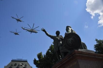 Москва.   Вертолеты во время воздушной части военного парада в ознаменование 75-летия Победы в Великой Отечественной войне 1941-1945 годов на Красной площади.