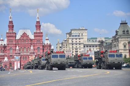 Москва.  Военная техника  во время военного парада в ознаменование 75-летия Победы в Великой Отечественной войне 1941-1945 годов на Красной площади.