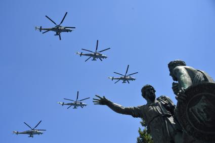 Москва.   Вертолеты во время воздушной части военного парада в ознаменование 75-летия Победы в Великой Отечественной войне 1941-1945 годов на Красной площади.