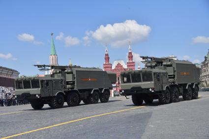 Москва.  Военная техника  во время военного парада в ознаменование 75-летия Победы в Великой Отечественной войне 1941-1945 годов на Красной площади.