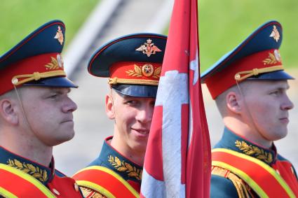 Москва.   Знаменная группа перед  началом военного парада в ознаменование 75-летия Победы в Великой Отечественной войне 1941-1945 годов на Красной площади.