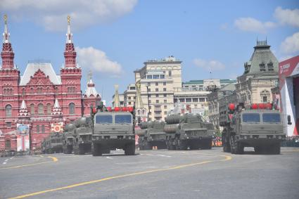 Москва.  Военная техника  во время военного парада в ознаменование 75-летия Победы в Великой Отечественной войне 1941-1945 годов на Красной площади.