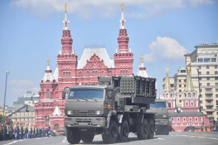 Москва.  Военная техника  во время военного парада в ознаменование 75-летия Победы в Великой Отечественной войне 1941-1945 годов на Красной площади.