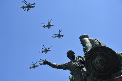 Москва.   Вертолеты во время воздушной части военного парада в ознаменование 75-летия Победы в Великой Отечественной войне 1941-1945 годов на Красной площади.