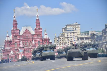 Москва.  Военная техника  во время военного парада в ознаменование 75-летия Победы в Великой Отечественной войне 1941-1945 годов на Красной площади.