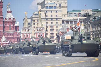 Москва.  Военная техника  во время военного парада в ознаменование 75-летия Победы в Великой Отечественной войне 1941-1945 годов на Красной площади.