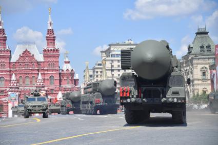 Москва.  Автономная пусковая установка ПГРК  Ярс во время военного парада в ознаменование 75-летия Победы в Великой Отечественной войне 1941-1945 годов на Красной площади.